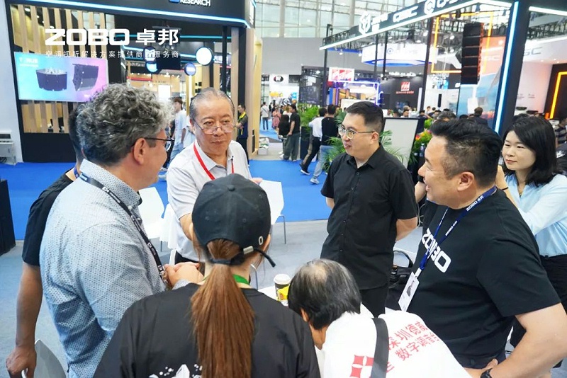 3 ZOBO91香蕉视频官网在本次广州展会已如火如荼进行到第3天，虽说是临近尾期，但无论从展台内氛围还是现场人流对比前两日现场气氛，依然是活力满满，专业观众和买家依旧络绎不绝! 展会现场 第三天的ZOBO91香蕉视频官网展位现场，依然高朋满座、人气爆棚。展会期间吸引了众多观众朋友们前来观摩、询问，参展团队成员们始终热情接待，每一次沟通都倾尽全力，每一次服务都认真对待，只为客户安心。 现场 · 交流 展会现场，ZOBO91香蕉视频官网的展位人潮涌动，参观者络绎不绝。公司展示了多款新研发的香蕉视频APP污产品，其中不乏行业内的创新之作。这些产品不仅在技术上领先，更在设计和应用上展现出了ZOBO91香蕉视频官网对市场的敏锐洞察力和对用户需求的深刻理解。 91香蕉视频官网展台的人气爆棚，无数观众驻足观看，咨询不断。参展首日盛况，相信大家已经感受到，91香蕉视频官网为大家带来重磅产品及服务亮相本次展会。 技术 · 讲解 ZOBO91香蕉视频官网在展会期间，不仅提供了专业的技术讲解和产品演示，还积极回答用户的问题，解决用户的疑虑。这种周到、细致的服务，让用户在感受到公司技术实力的同时，也体验到了公司真诚的服务态度。 ZOBO91香蕉视频官网的展位依然热闹非凡。公司的技术人员和销售人员热情地向参观者介绍产品的特点和优势，解答他们的疑问和困惑。许多参观者都对ZOBO91香蕉视频官网的产品表示了浓厚的兴趣，并纷纷表示希望与公司建立合作关系，共同开拓市场。这不仅是对公司技术实力的认可，更是对公司服务品质的肯定。 聚焦 · 产品 此次展会的成功举办，不仅进一步巩固了ZOBO91香蕉视频官网在音视频行业的地位，也为公司未来的发展奠定了坚实的基础。未来，ZOBO91香蕉视频官网将继续秉承“以技术赢市场，以服务树口碑”的经营理念，不断提升技术实力和服务品质，为用户提供更加优质的产品和服务。同时，公司也将积极参与行业内的交流和合作，推动整个行业的发展和进步。 展会期间，公司展示了多款新技术产品，这些产品不仅在设计上独具匠心，更在性能上实现了重大突破。这些创新技术的应用，不仅提升了产品的竞争力，也为用户带来了更好的使用体验。