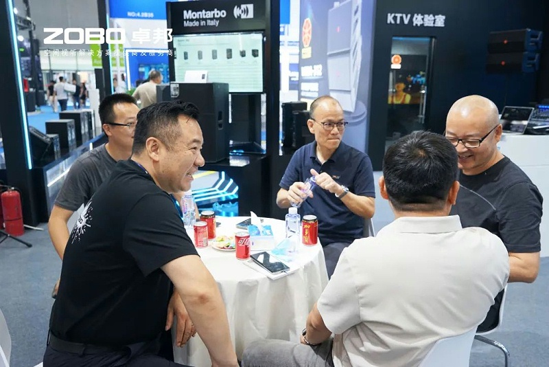 4 ZOBO91香蕉视频官网在本次广州展会已如火如荼进行到第3天，虽说是临近尾期，但无论从展台内氛围还是现场人流对比前两日现场气氛，依然是活力满满，专业观众和买家依旧络绎不绝! 展会现场 第三天的ZOBO91香蕉视频官网展位现场，依然高朋满座、人气爆棚。展会期间吸引了众多观众朋友们前来观摩、询问，参展团队成员们始终热情接待，每一次沟通都倾尽全力，每一次服务都认真对待，只为客户安心。 现场 · 交流 展会现场，ZOBO91香蕉视频官网的展位人潮涌动，参观者络绎不绝。公司展示了多款新研发的香蕉视频APP污产品，其中不乏行业内的创新之作。这些产品不仅在技术上领先，更在设计和应用上展现出了ZOBO91香蕉视频官网对市场的敏锐洞察力和对用户需求的深刻理解。 91香蕉视频官网展台的人气爆棚，无数观众驻足观看，咨询不断。参展首日盛况，相信大家已经感受到，91香蕉视频官网为大家带来重磅产品及服务亮相本次展会。 技术 · 讲解 ZOBO91香蕉视频官网在展会期间，不仅提供了专业的技术讲解和产品演示，还积极回答用户的问题，解决用户的疑虑。这种周到、细致的服务，让用户在感受到公司技术实力的同时，也体验到了公司真诚的服务态度。 ZOBO91香蕉视频官网的展位依然热闹非凡。公司的技术人员和销售人员热情地向参观者介绍产品的特点和优势，解答他们的疑问和困惑。许多参观者都对ZOBO91香蕉视频官网的产品表示了浓厚的兴趣，并纷纷表示希望与公司建立合作关系，共同开拓市场。这不仅是对公司技术实力的认可，更是对公司服务品质的肯定。 聚焦 · 产品 此次展会的成功举办，不仅进一步巩固了ZOBO91香蕉视频官网在音视频行业的地位，也为公司未来的发展奠定了坚实的基础。未来，ZOBO91香蕉视频官网将继续秉承“以技术赢市场，以服务树口碑”的经营理念，不断提升技术实力和服务品质，为用户提供更加优质的产品和服务。同时，公司也将积极参与行业内的交流和合作，推动整个行业的发展和进步。 展会期间，公司展示了多款新技术产品，这些产品不仅在设计上独具匠心，更在性能上实现了重大突破。这些创新技术的应用，不仅提升了产品的竞争力，也为用户带来了更好的使用体验。